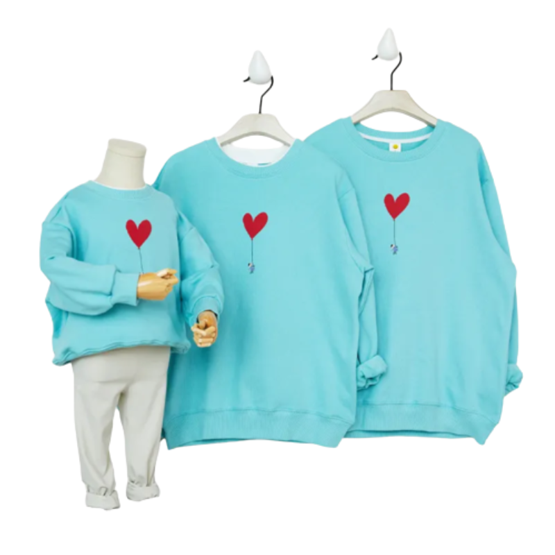 Pull avec coeur rouge