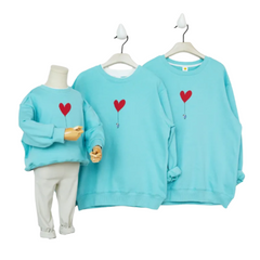 Pull avec coeur rouge