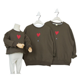 Pull avec coeur rouge