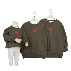 Pull avec coeur rouge