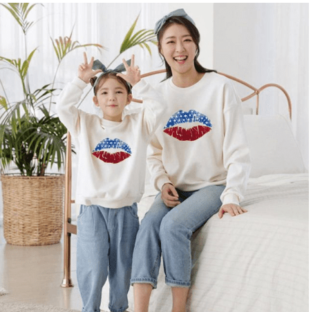 Pull mère fille bouche colorée