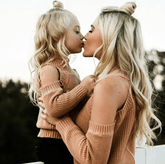 Pull mère fille épaules dénudées