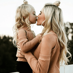 Pull mère fille épaules dénudées