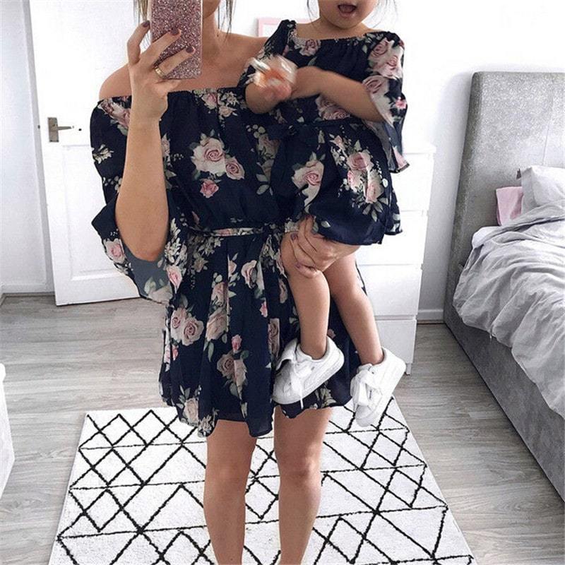 Robe mère fille avec des fleurs bleu foncé