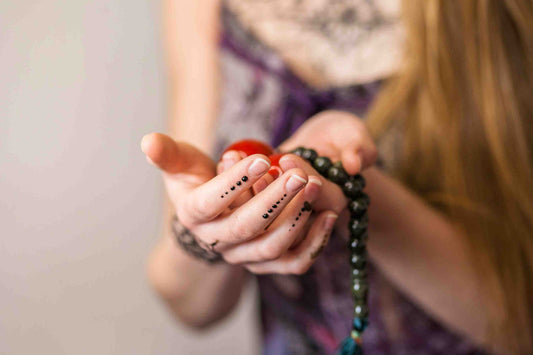 L'histoire spirituelle et symbolique du bijou unalome dans la culture moderne