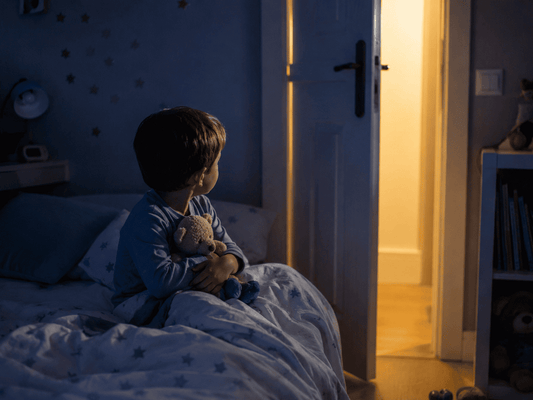 Peur du noir chez l'enfant : comment le rassurer au moment du coucher ?