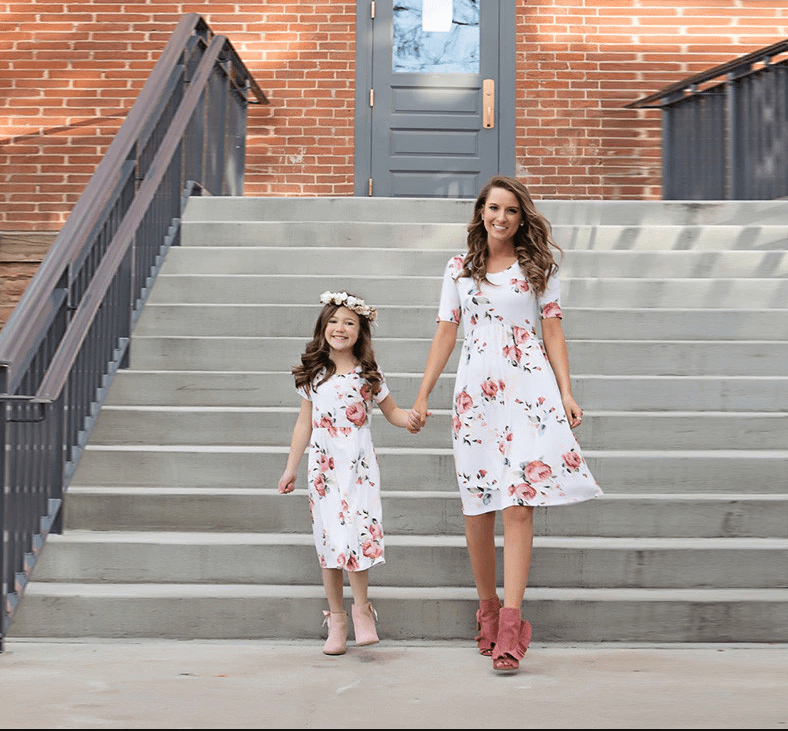 Robe mère fille assortie blanche avec des fleurs