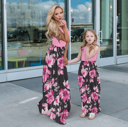 Robe mère fille assortie rose et noire avec des fleurs