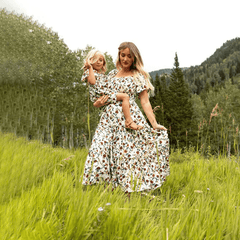 Robe mère fille blanche avec des fleurs