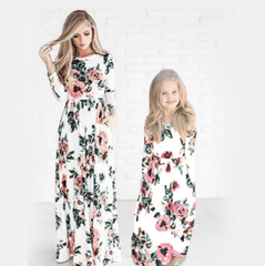 Robe mère fille blanche avec des fleurs longue