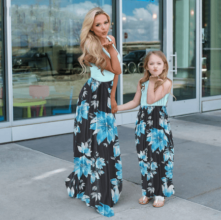Robe mère fille bleu et noire avec des fleurs