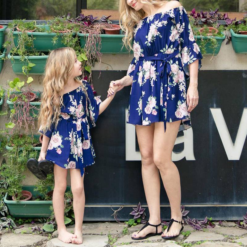 Robe mère fille courte avec des fleurs