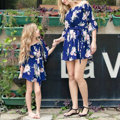 Robe mère fille courte avec des fleurs
