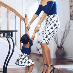 Robe mère fille épaules dénudées bleu