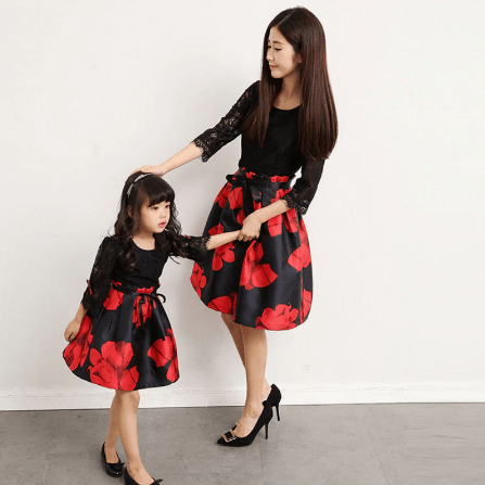 Robe mère fille noire et rouge à fleurs