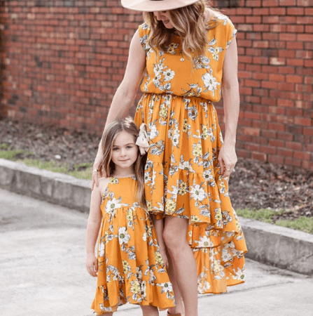 Robe mère fille orange pour la plage
