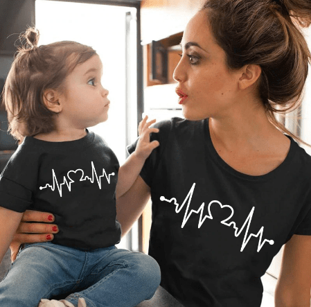 Tee shirt mère fille battements du cœur noir